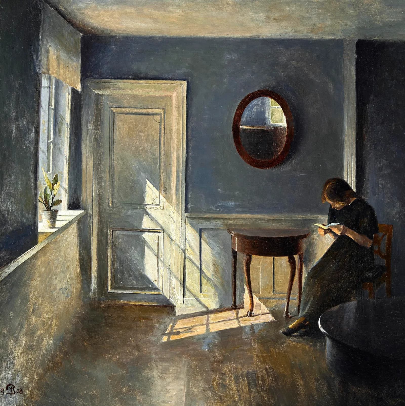 Pintura de Peter Ilsted: uma sala silenciosa com a porta entreaberta, o sol da tarde deitado no assoalho, e uma jovem sentada junto a uma mesa lendo uma carta.